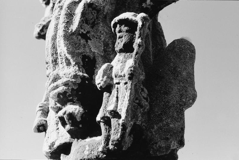  Pèlerin (romiu) de Saint-Jacques de Compostelle sculpté sur une croix (crotz) en pierre du XVe siècle, à Sévérac-Bedène, avril 1998