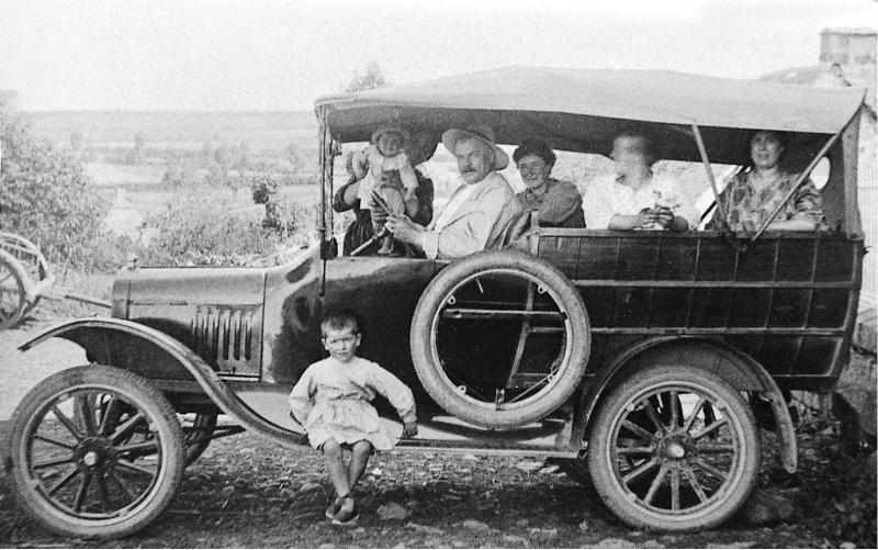 Famille dans une automobile (veitura), en Viadène (secteur de Sainte Geneviève sur Argence)