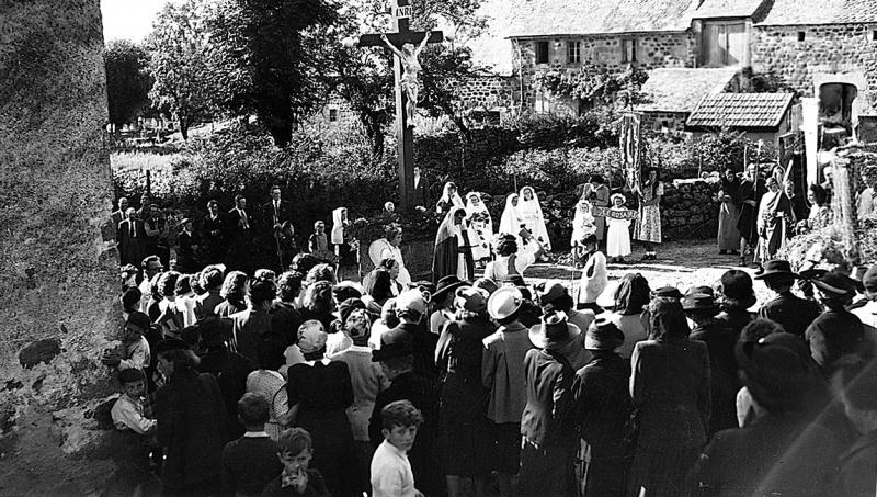 Arrêt de la procession pour Notre-Dame des Bruyères, devant croix (crotz) en fer, à Liamontou, 15 août 1956