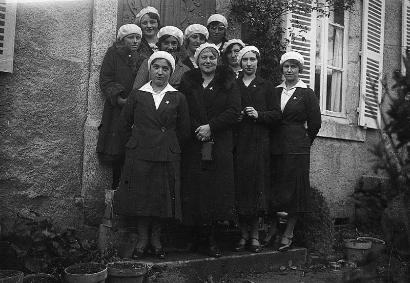 Bérets blancs devant le presbytère (caminada), 1936-1937