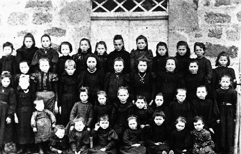 Ecole (escòla) des filles, à Vines, 1898