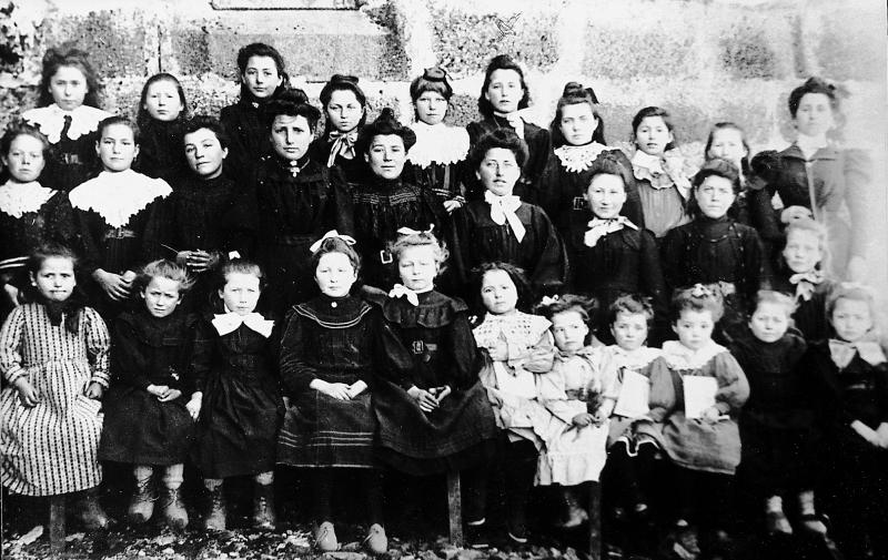 Ecole (escòla) des filles, à Vines, 1907