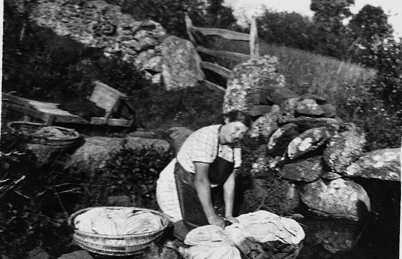 Femme faisant la lessive (bugada) au ruisseau (riu) de La Fage, 1937