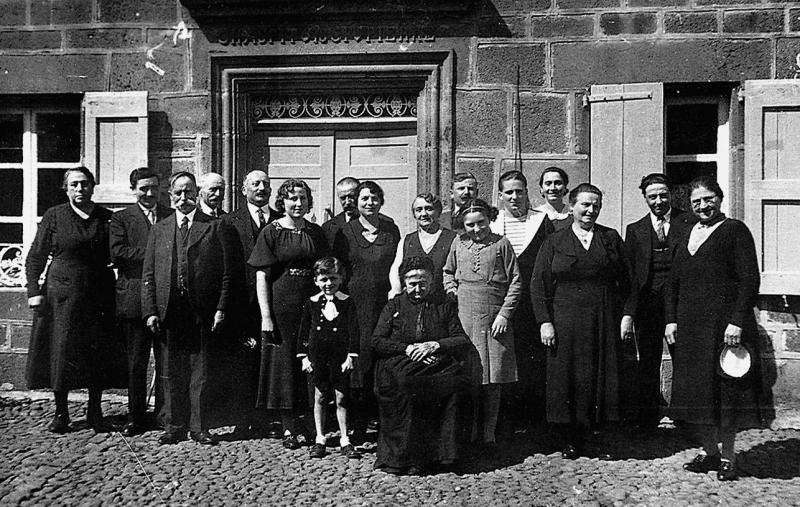 Famille Cros devant façade de maison (ostal), à Vines