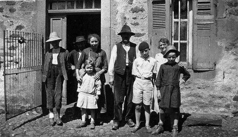 Famille Pégorier devant porte d'entrée de maison (ostal), à Cantoinet
