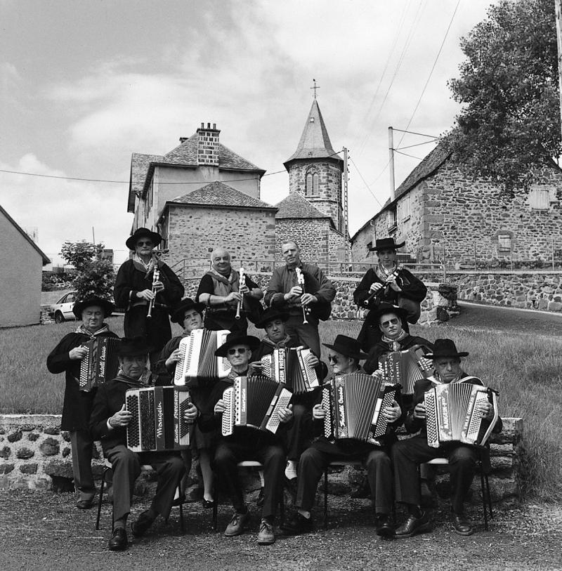 Musiciens (musicaires) costumés du groupe folklorique Les Viadenaires sur la place du village