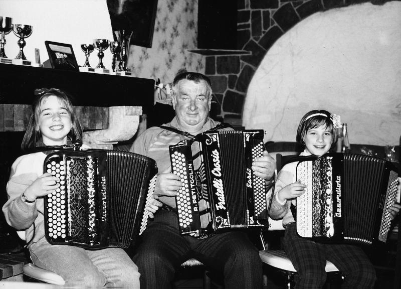  Trio mixte (deux jeunes filles et un homme) d'accordéons (acordeons), avril 1994