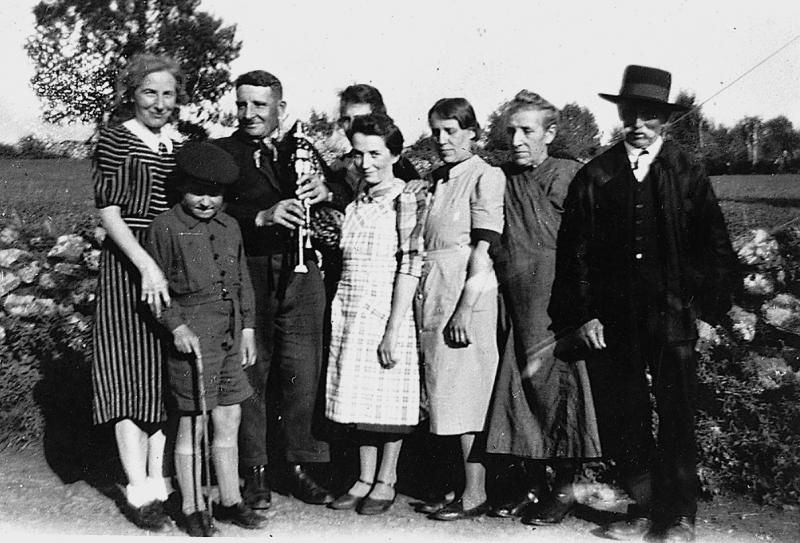  Jeune gens et joueur de cabrette (cabretaire), en Viadène (secteur de Sainte Geneviève sur Argence), octobre 1943