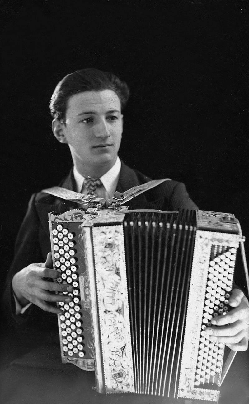 Pierre Solladier, accordéoniste (acordeonista) des Rives, à Paris (75), 1935