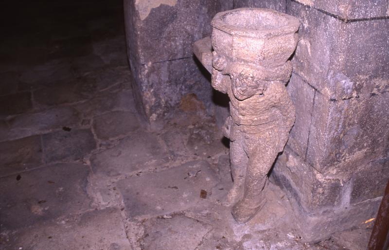  Bénitier (benitièr) du XVIe siècle représentant un vendangeur (vendémiaire, vendénhaire) avec une hotte, à Sévérac Bedène
