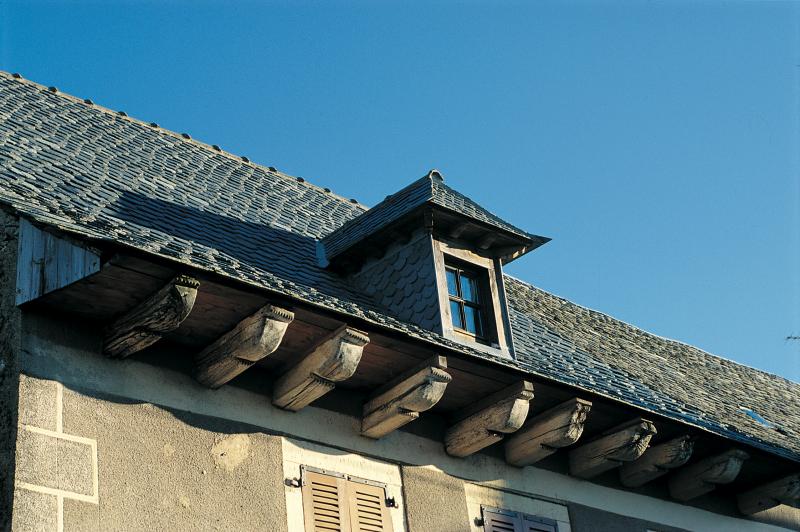  Lucarne à trois pentes (tres aigas) et avant-toit de corbeaux en bois (boquets)