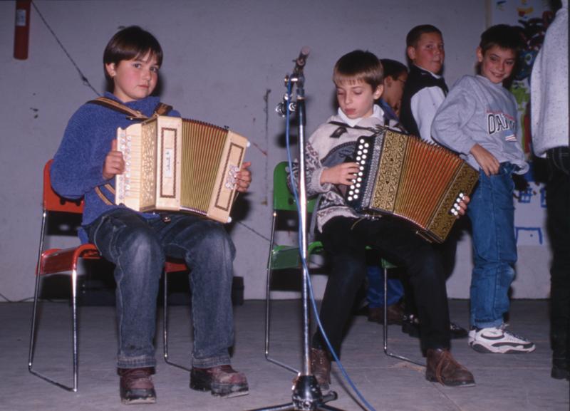  Jeune duo mixte d'accordéons (acordeons) diatoniques à la soirée de clôture (velhada) de l'opération Al canton, à Sainte-Geneviève sur Argence, vendredi 11 décembre 1998