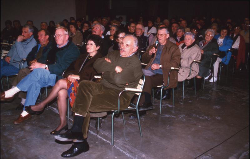  Elus (elegits) et public à la soirée de clôture (velhada) de l'opération Al canton, à Sainte-Geneviève sur Argence, vendredi 11 décembre1998