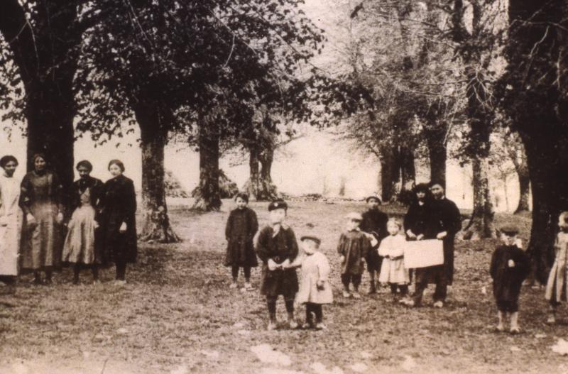 Ecoliers (escolans) sortant de l'école (escòla), 1920