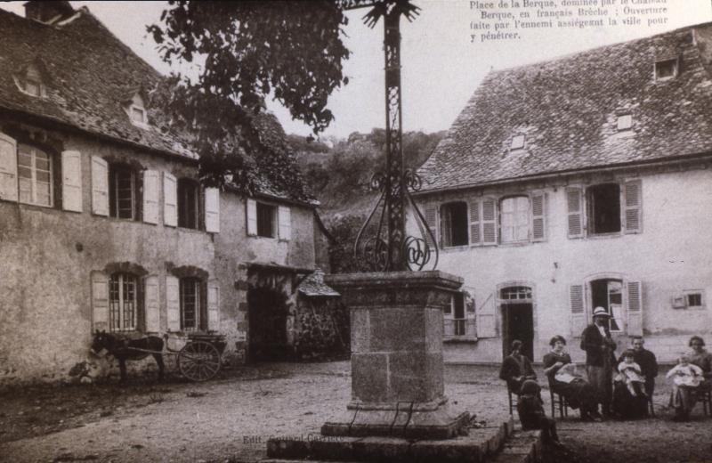 Mur-de-Barrez (Aveyron) Place de la Berque, dominée par le château Berque, en français Brèche ; Ouverture faite par l’ennemi assiégeant la ville pour y pénétrer