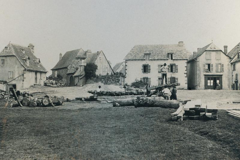 Scieurs de long (ressaires de lòng) sur leur chantier, place de La Corette