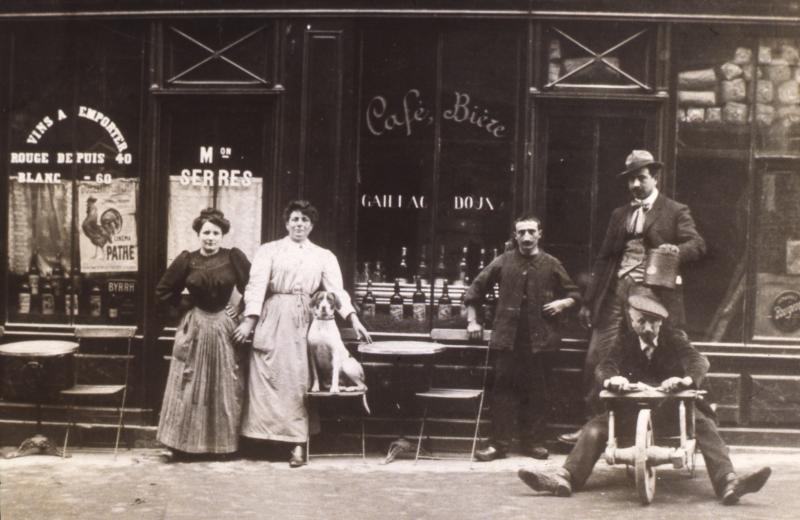 Personnes devant café, maison Serres, à Paris (75) ou sa région