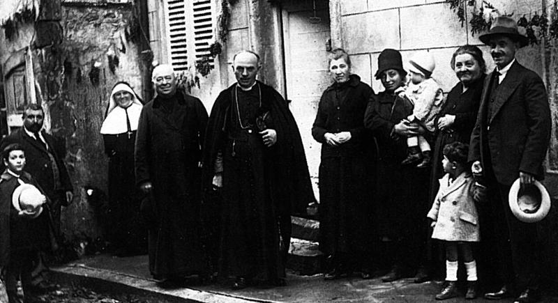 Visite de l'hospice (ospici) par le cardinal Verdier, vers 1930