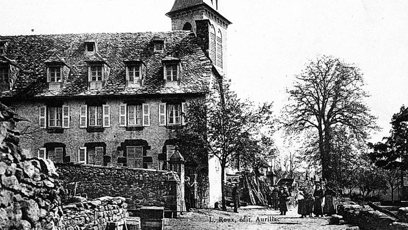 l’Aveyron Pittoresque 84. Eglise et place de TAUSSAC près Le Mur de Barrez