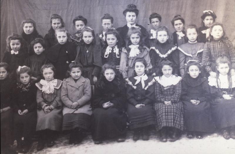 Ecole (escòla) des filles, pensionnat Jeanne d’Arc, vers 1908