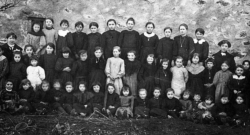 Ecole (escòla) des filles, en Barrez (secteur de Mur de Barrez), vers 1920