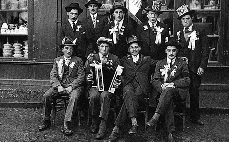 Conscrits et accordéoniste (acordeonista) devant magasin de faïence, 1933