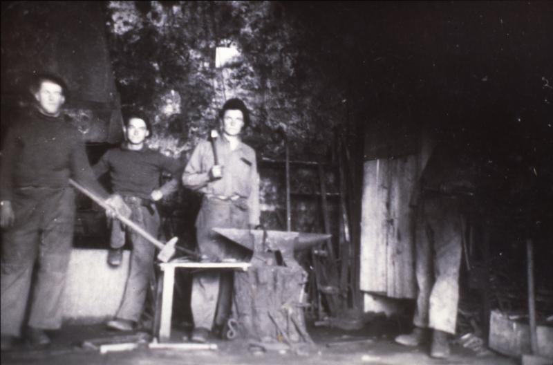  Forgeron (fabre, faure, marechal) et employés (emplegats) dans son atelier, à Bromme