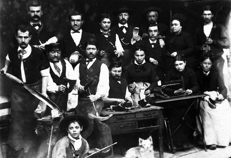 Patrons et employés (emplegats) d'une fabrique de galoches (galòchas), vers 1880