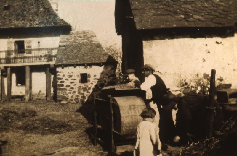 Ventage mécanisé du grain au tarare (ventador), à Bonan, 1932