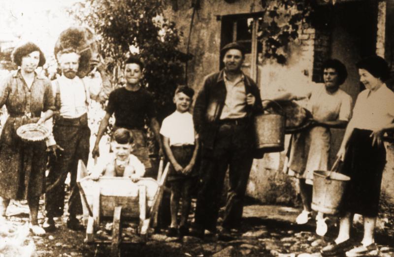 Famille avec miches (tortas) de pain, 1950