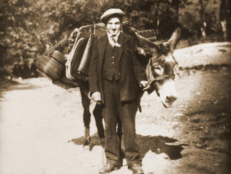 Homme et âne (ase) chargé de valises, en Barrez (secteur de Mur de Barrez)