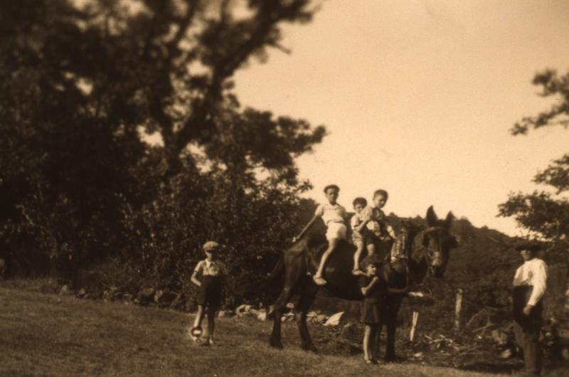 Enfants juchés sur un équidé, au Gla, 1940-1941