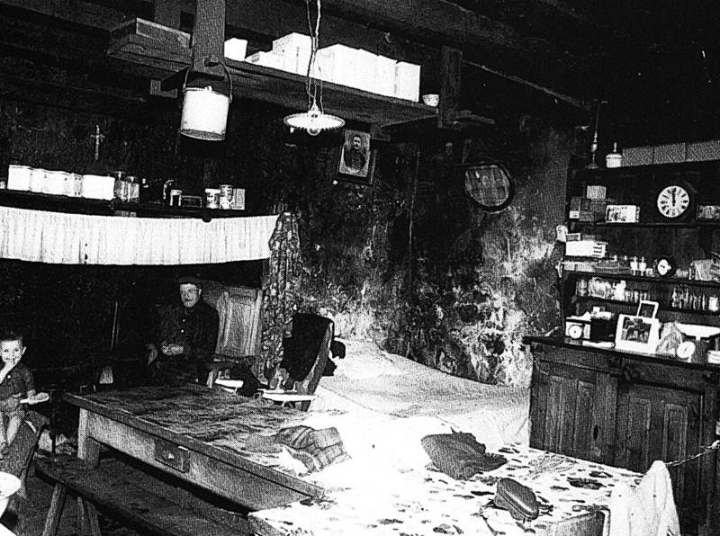 Coin du feu (canton) et pièce à vivre (salon), à Ladignac, 1975