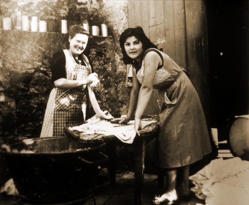Deux femmes faisant la lessive (bugada) dans une bassine (bassina)