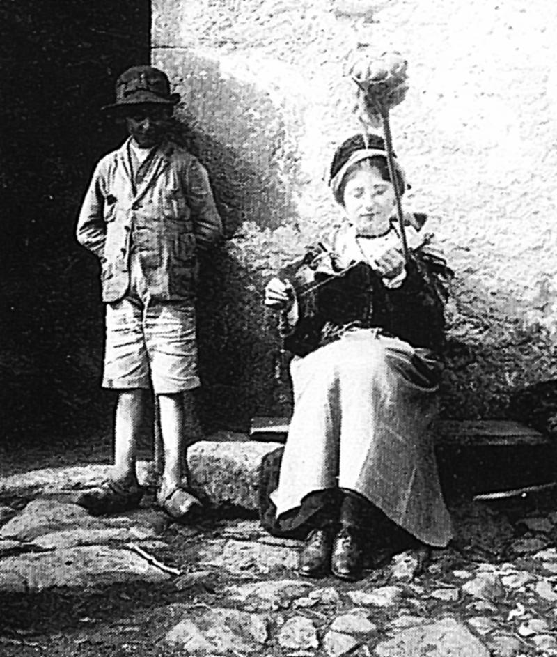Garçon et jeune fille costumée filant à la quenouille (conolha) et au fuseau (fuse), à Ladignac