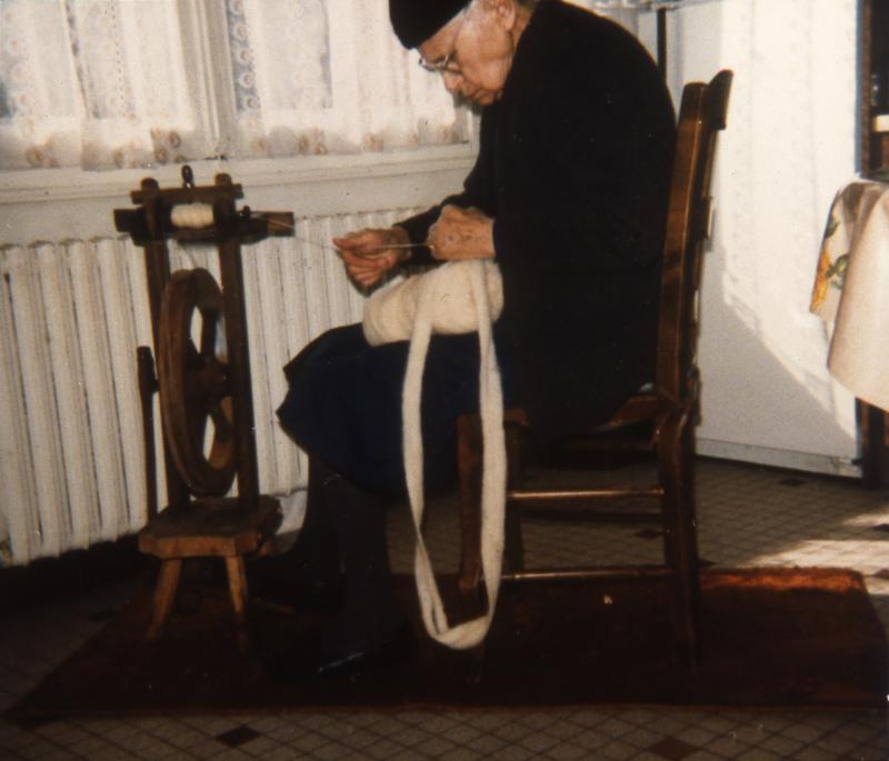 Femme filant au rouet (rodet, torn) à pédale, 1980