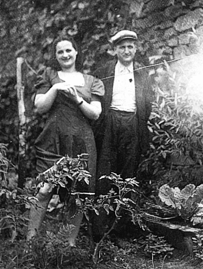 Couple dans un jardin (òrt), en Barrez (secteur de Mur de Barrez)