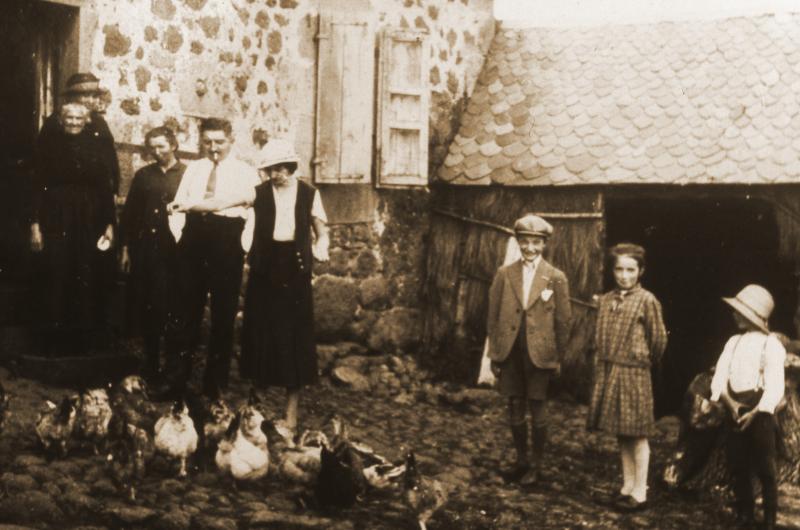 Famille et poules (galinas, polas) dans cour de maison (ostal), en Barrez (secteur de Mur de Barrez)