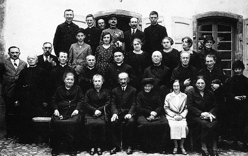 Famille réunie pour la première messe (messa) de l'abbé (abat) Maurice Carbonnel, 10 juillet 1932