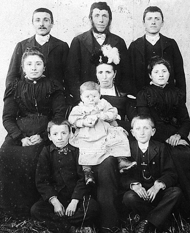 Couple et sept enfants, en Barrez (secteur de Mur de Barrez)