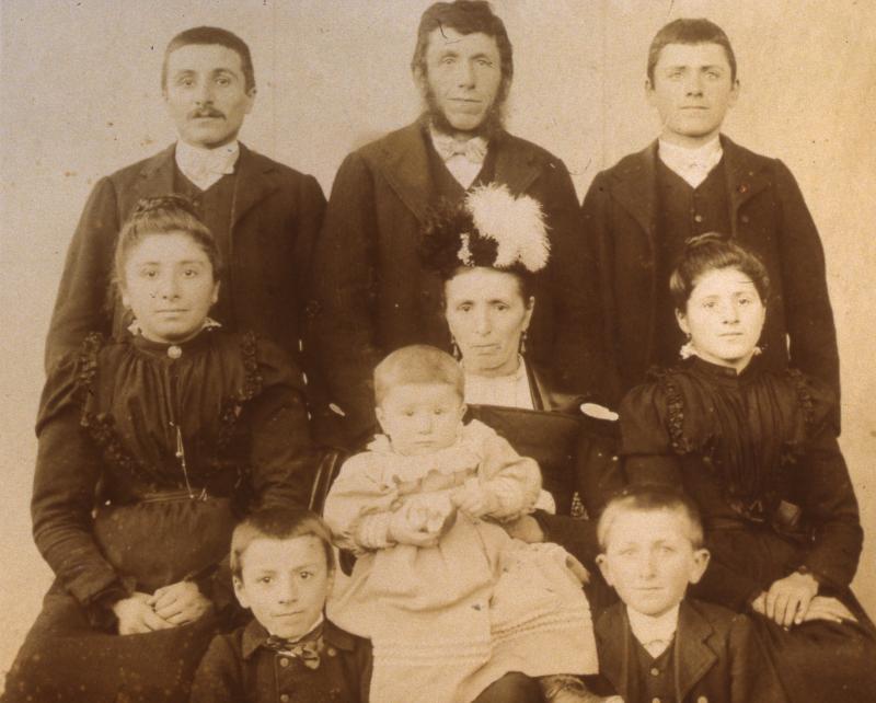 Couple et sept enfants, en Barrez (secteur de Mur de Barrez)