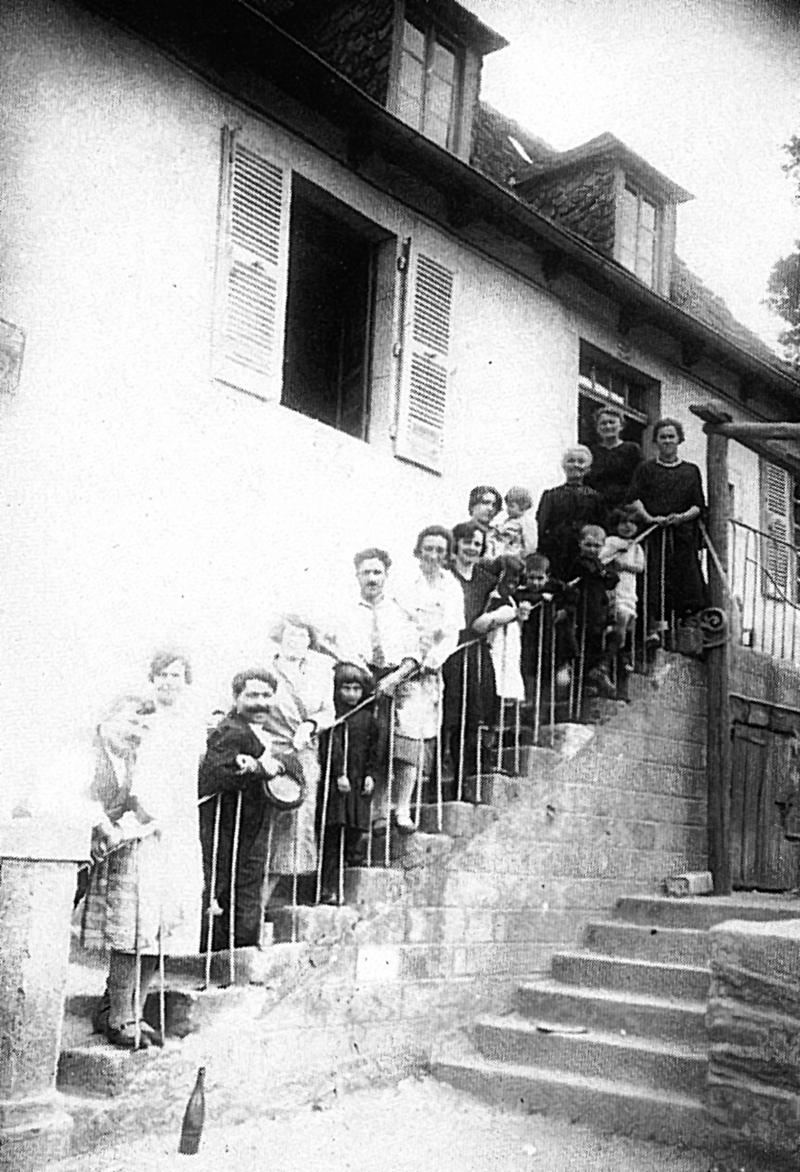 Famille Ernest Versepuech dans escalier du restaurant (aubèrja)