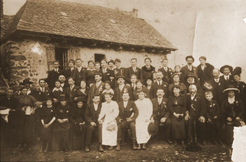 Double mariage devant maison (ostal), vers 1920