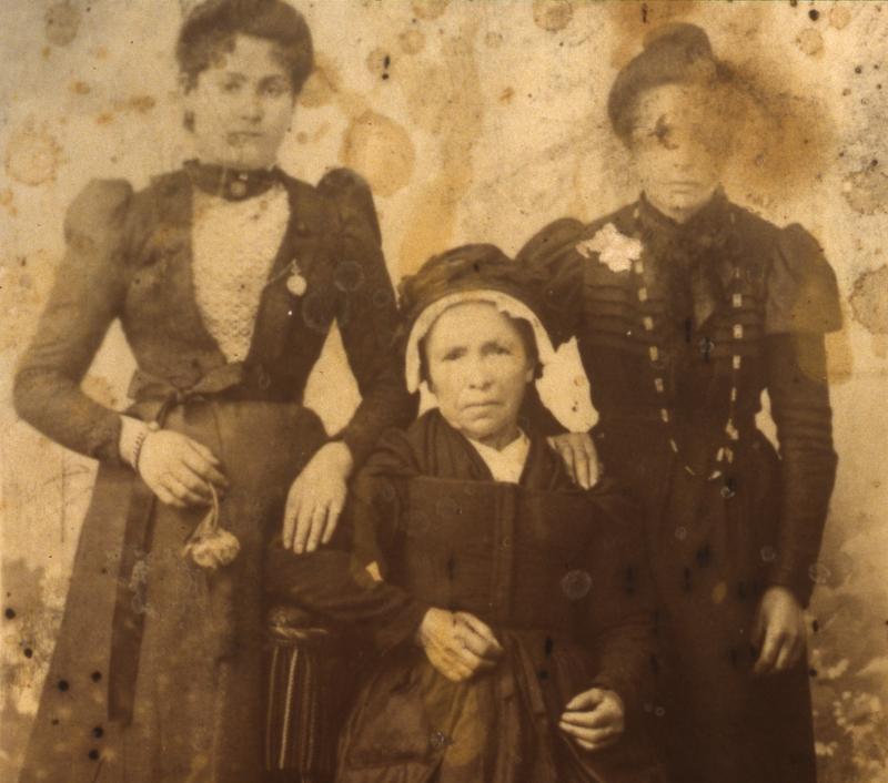 Dame avec coiffe et deux jeunes femmes, en Barrez (secteur de Mur de Barrez)
