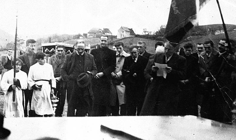 Homme prononçant un discours devant un caveau lors d'un enterrement, en Barrez (secteur de Mur de Barrez)