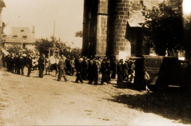 Procession ou cortège d'enterrement devant l'église (glèisa), en Barrez (secteur de Mur de Barrez)