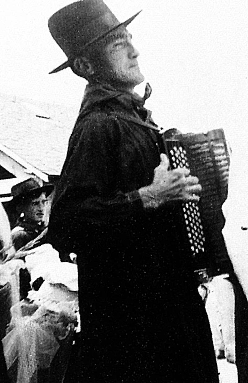 Accordéoniste (acordeonista) costumé jouant un jour de fête, à Valon, 1958