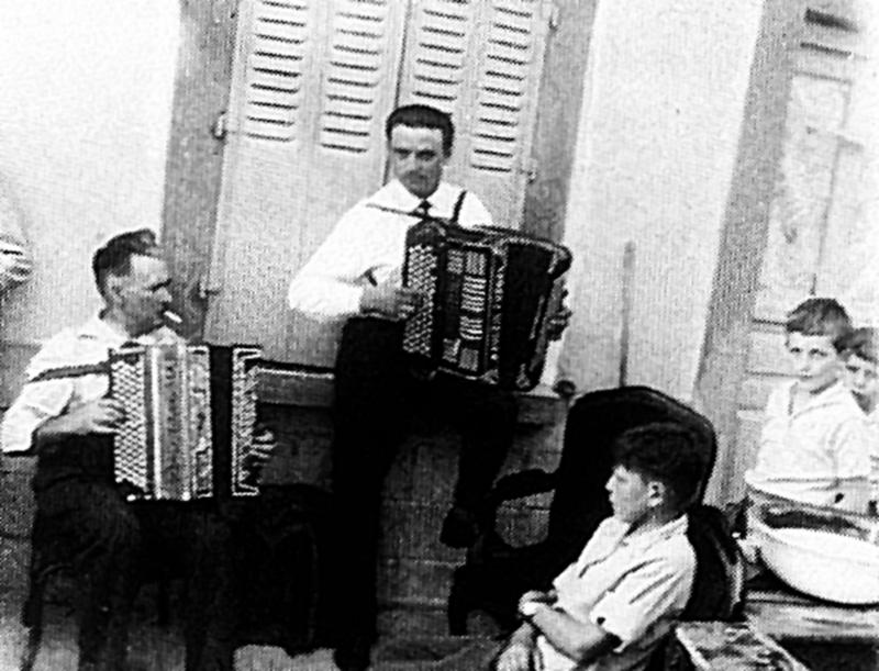 Duo masculin d'accordéonistes (acordeonistas) jouant après la moisson (meisson, sèga), en Barrez (secteur de Mur de Barrez), vers 1955