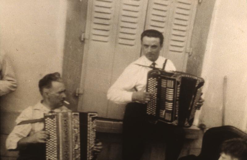Duo masculin d'accordéonistes (acordeonistas) jouant après la moisson (meisson, sèga), en Barrez (secteur de Mur de Barrez), vers 1955