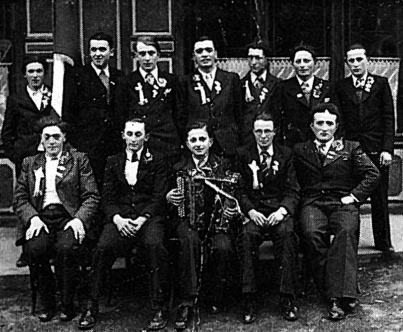 Conscrits avec accordéoniste (acordeonista), en Barrez (secteur de Mur de Barrez)